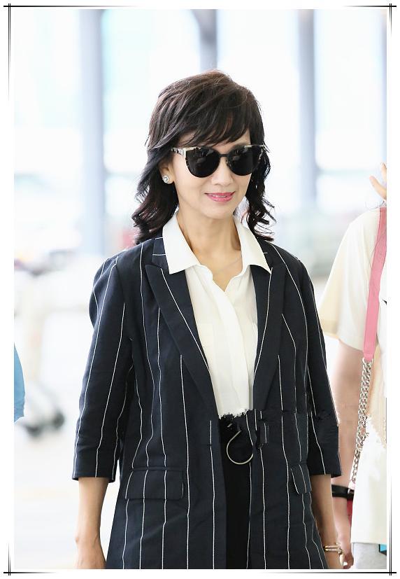 当56岁张凯丽撞上63岁赵雅芝，才发现女人的气质真的与年龄无关