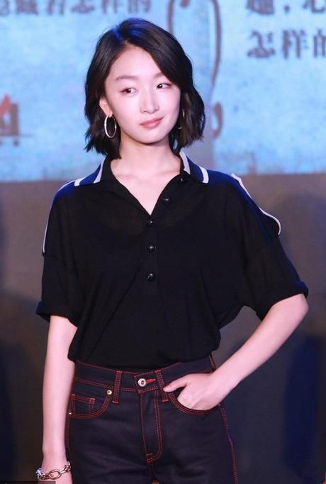 周冬雨真大胆!竟敢穿这么紧的短裤,网友:下面难道勒得不疼吗?