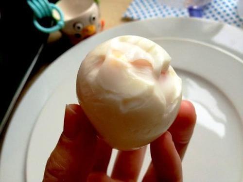 女人眼袋下垂最显老!睡前这样做,眼袋自然变平,皮肤细腻更年轻