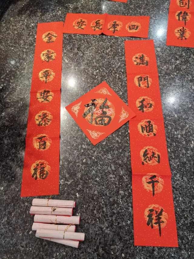  火红■火红春联，自然是散发着墨香的最好！
