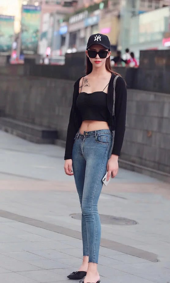 高挑的小姐姐修身穿搭尽显完美的S曲线，摇摆的身姿很有韵味