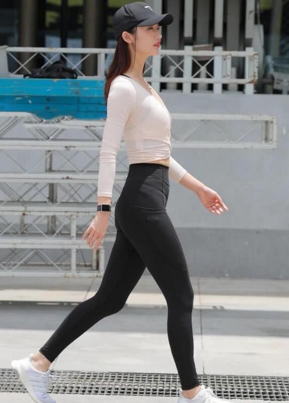 时尚经典的紧身打底裤，潮流个性，释放着女神唯美的气质！