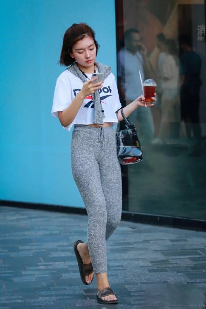 灰色紧身裤小姐姐臀型下垂，紧身运动装将身材衬托的玲珑浮凸