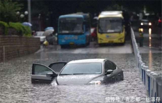  高速：跑高速遇到积水怎么办？急刹车还是变道？交警：这都不是