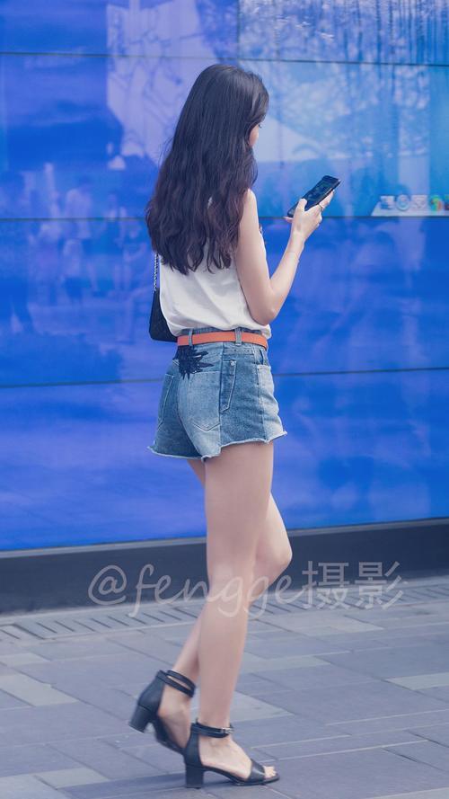 街拍:穿牛仔短裤的长腿姑娘,长相美,气质佳,人品更是好