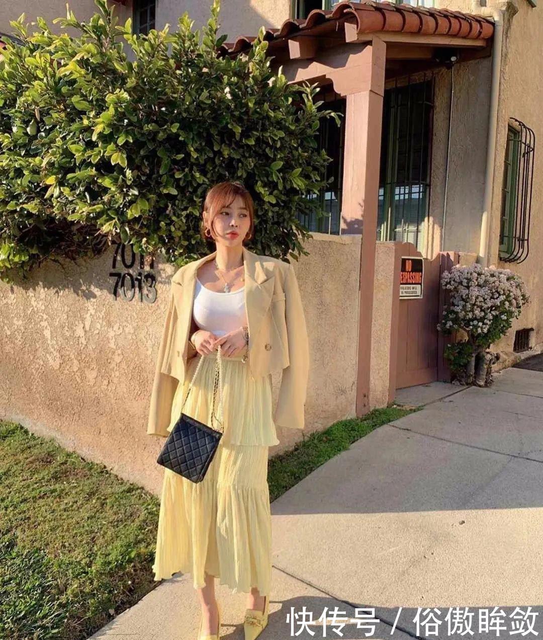  #出门#短西装外套+裙子搭配，出门踏青这样穿，美得路人都侧目