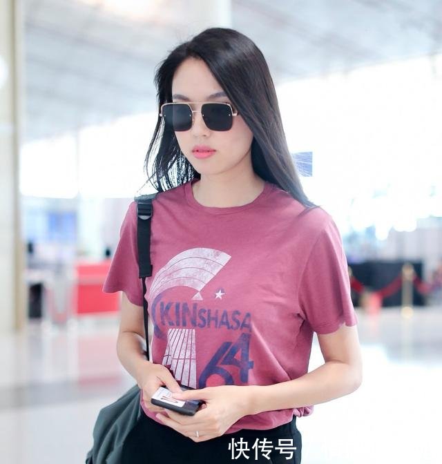 一直以为超模的腿已经够长，当看到张梓琳穿短裤的效果，我沉默了