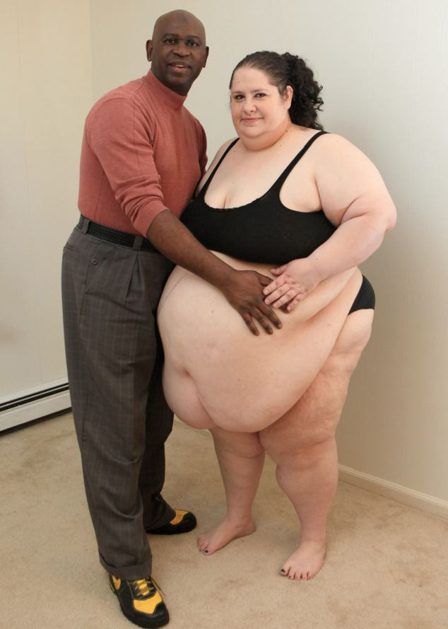 女子重达500多斤，走路就是锻炼，但是她的黑人老公对她疼爱有加