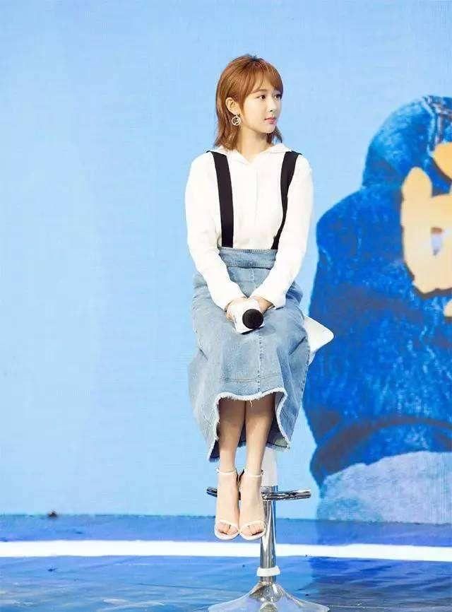 牛仔裙外套牛仔？杨紫为了赶时髦也是够拼的！