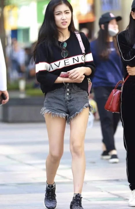 气质小姐姐与母亲逛街，超短裤PK运动裤，都说母亲略占上风