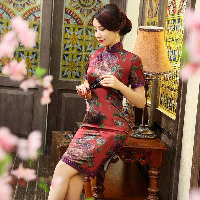 有一种美叫“旗袍”，一颦一笑，一动一婀娜都是迷人的风情