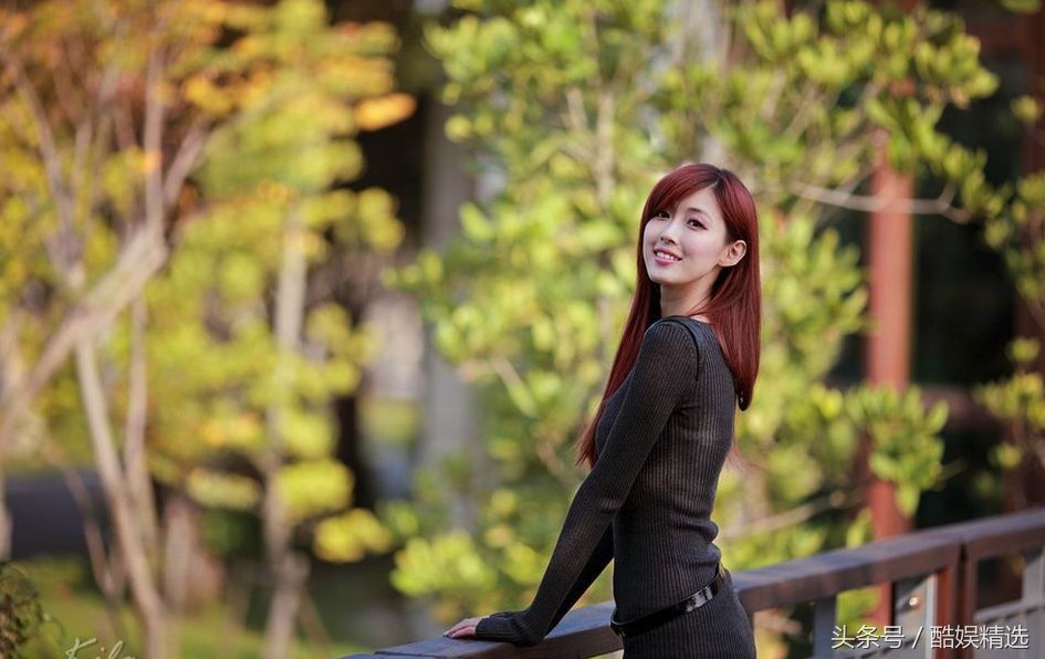 短裙美腿美女小清新户外写真