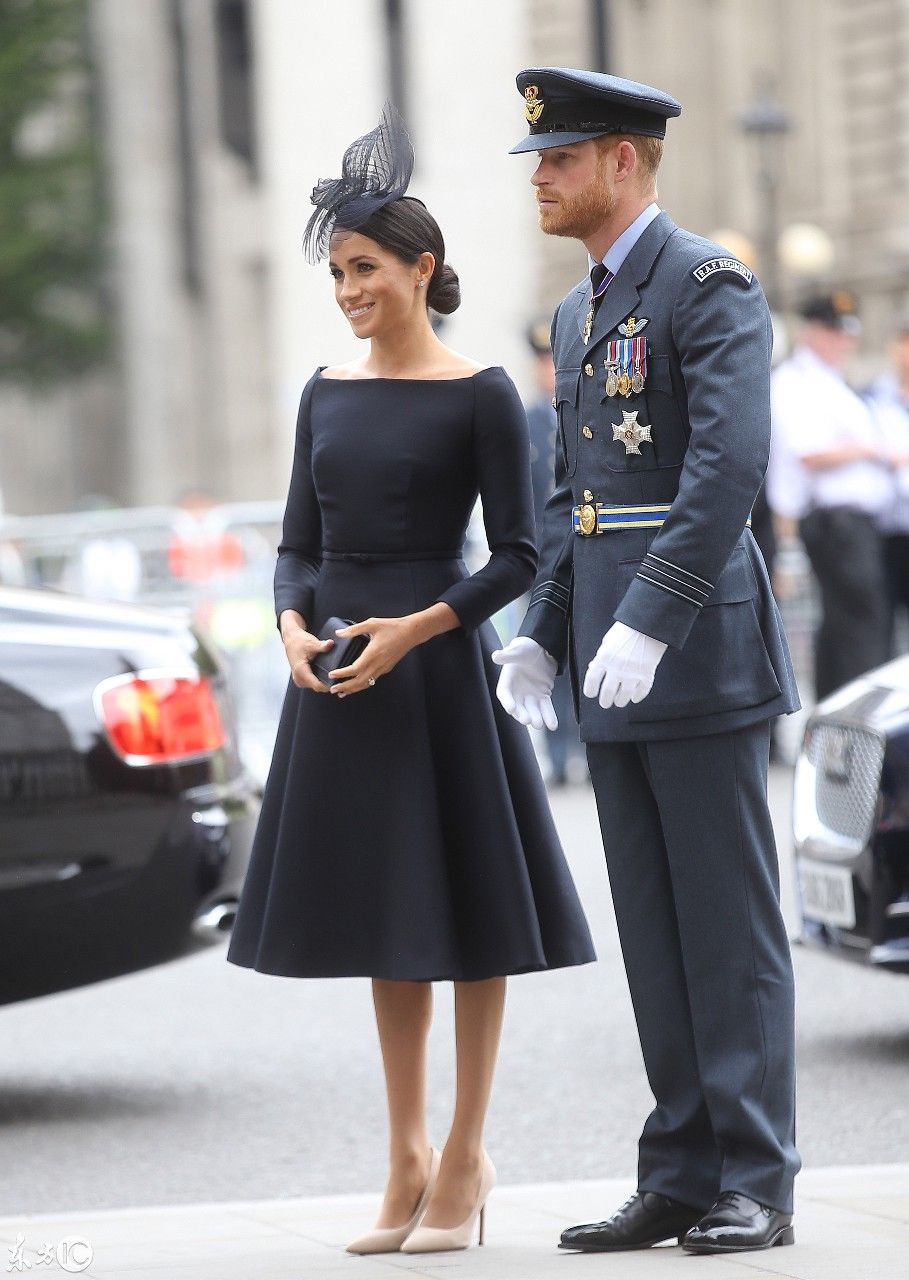 凯特王妃和梅根同场出席皇家活动 梅根的藏蓝连衣裙好漂亮