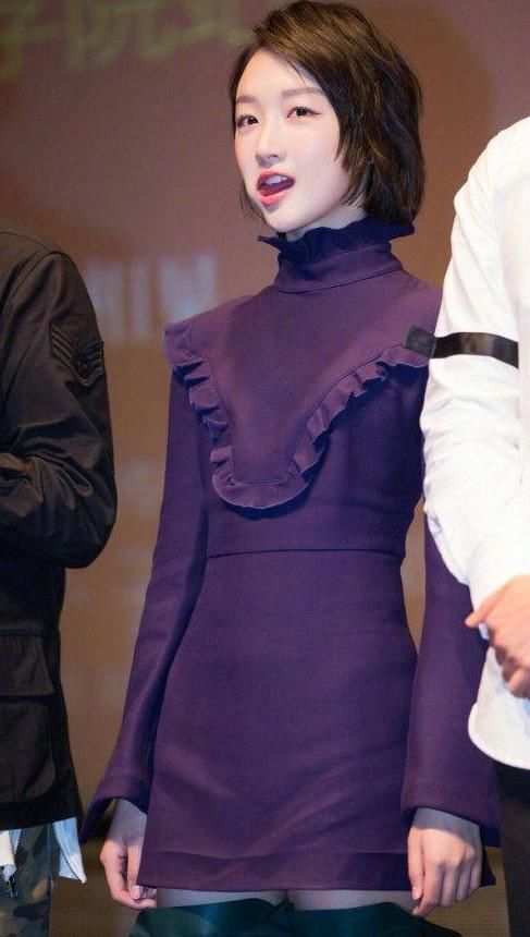 周冬雨穿裙子还要带“腿袖”？丑出新高度，网友：也是没谁了！