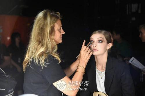 景甜、孟美岐、何穗看秀都能气场全开