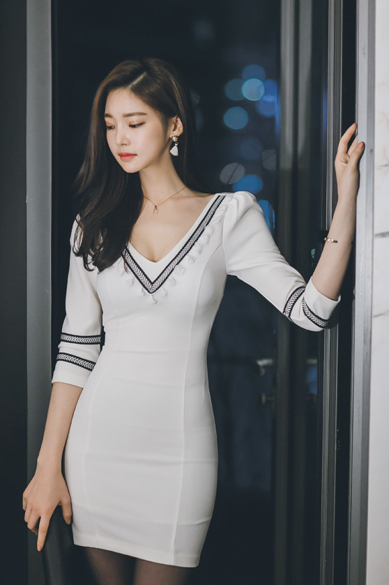 黑丝搭配深V白色连衣裙,性感又知性