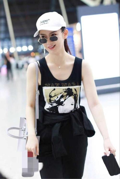 戚薇机场造型未走心,内衣肩带外露,网友:不影响戚哥霸气形象!