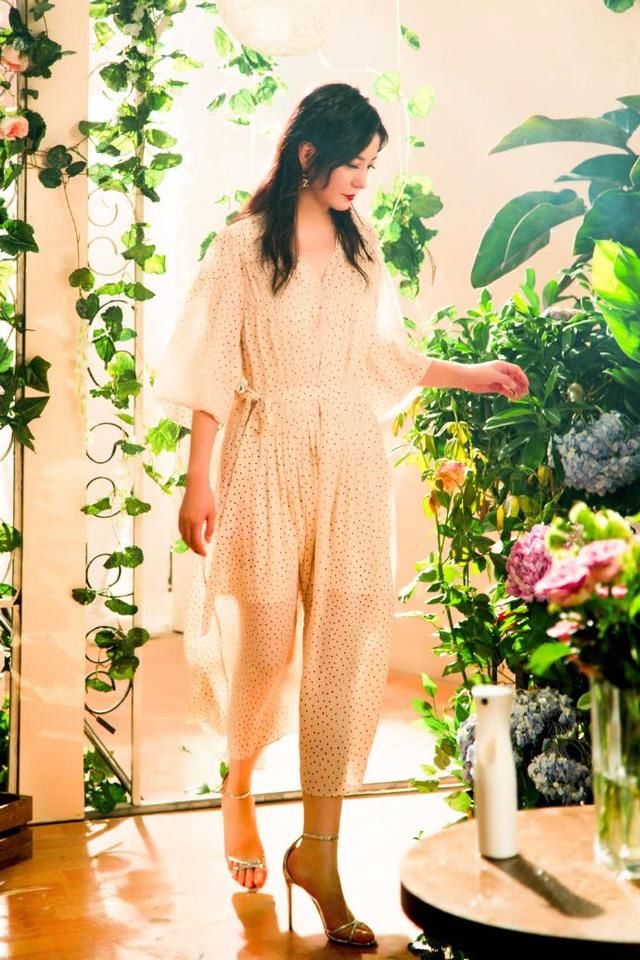 同样42岁，当赵薇碰到舒淇，生过孩子的就是不一样