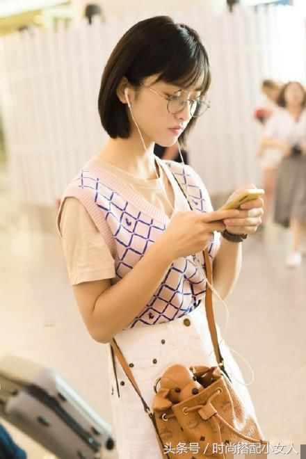 沈月不过穿了双高跟鞋，短粗腿就立即消失了，终于相信她有1米6！