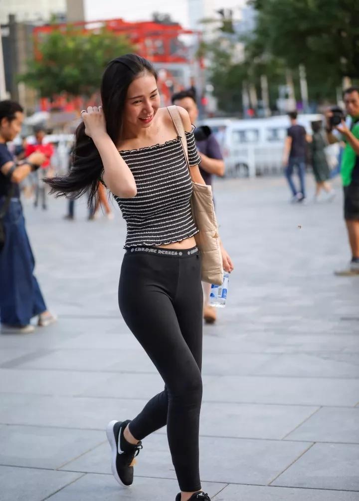 打底裤美女气势满满，走在路上特别吸引人！
