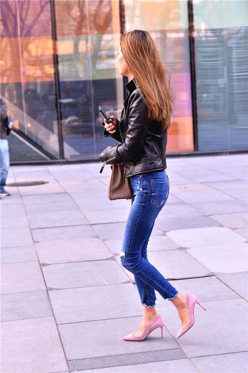 街拍身材曲线美，看姑娘侧影与背影