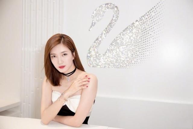 江疏影难得穿性感一回，却被吐槽“没有腰”网友：紧身裙不适合你