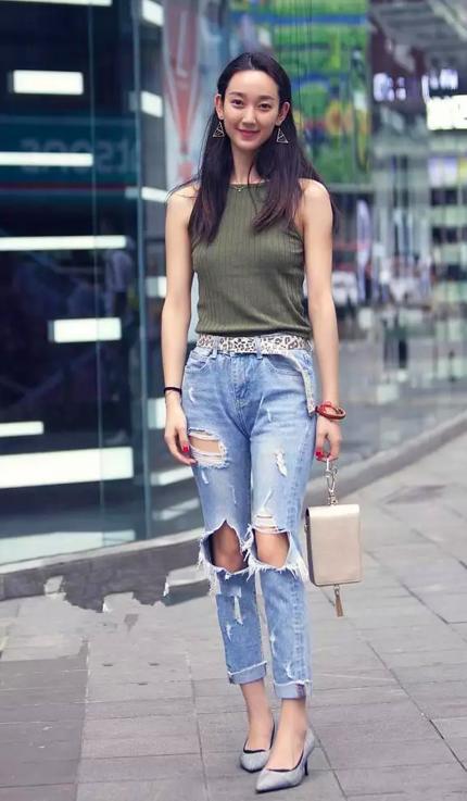 街拍：时尚又性感，青春活力十足的小姐姐，真的会忍不住多看两眼