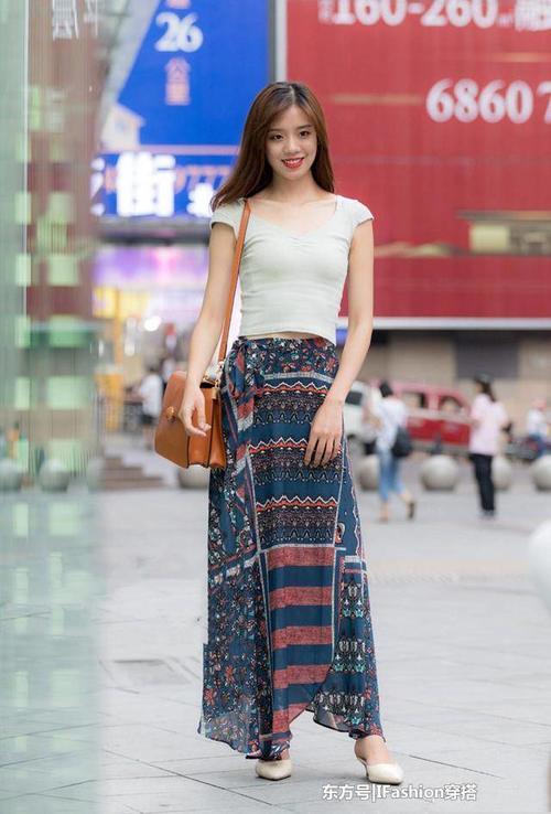 街拍：薄荷绿衬衫+孔雀色半身裙，红唇美女气质出众，镜头感十足