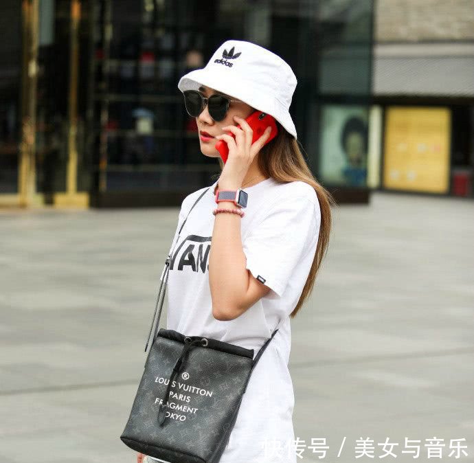 街拍，教科书式的长腿美女，说的就是她吧