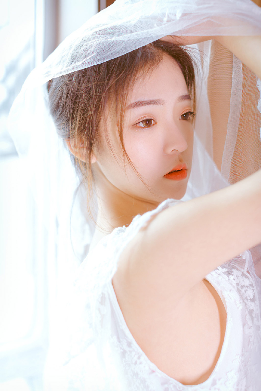 露背吊带装美女性感写真