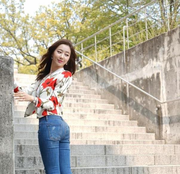 身材匀称的牛仔裤美女，堪比超模气质，浑身满满女人味