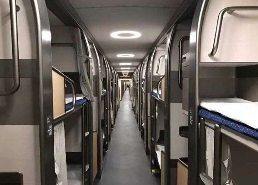 中国双层高铁动车组来啦，比复兴号还气派!