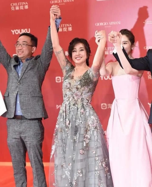 蕾丝:63岁刘晓庆扮嫩成功!穿蕾丝裙嫩成美少女,但嘴巴看起来不自然!