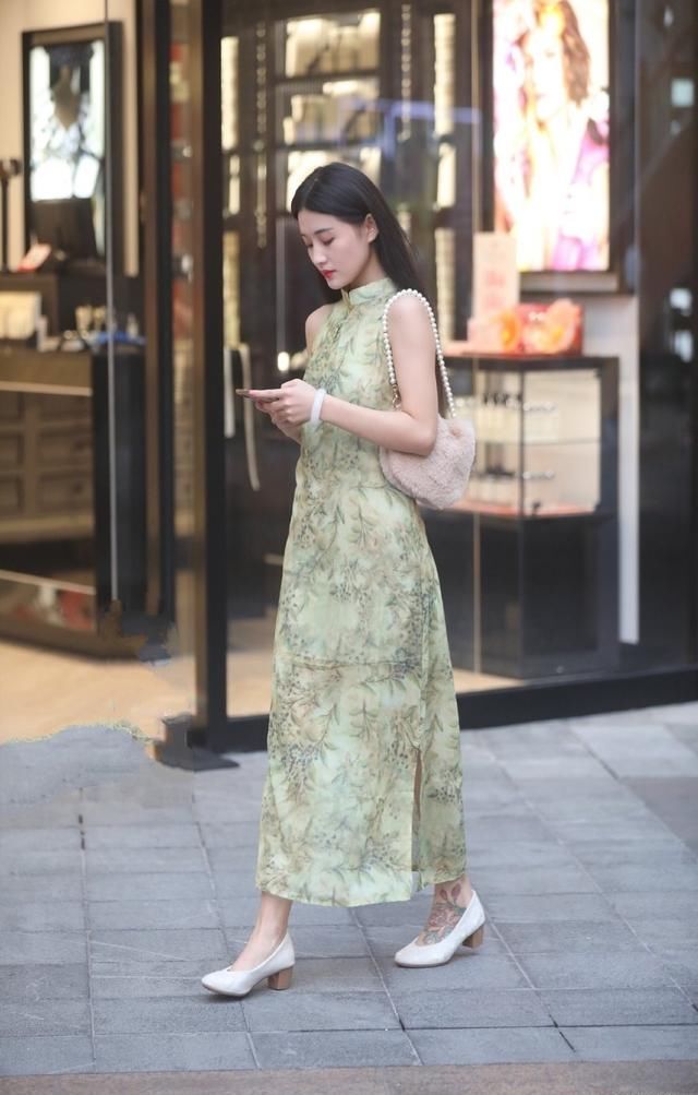  紧身：绿色衣服又出新玩法，别再傻傻的穿紧身上衣了，今年流行这几款