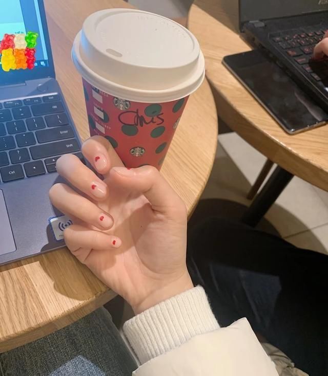  「千万别」指甲短的女人都要做这几款美甲，越看越漂亮，千万别做错了