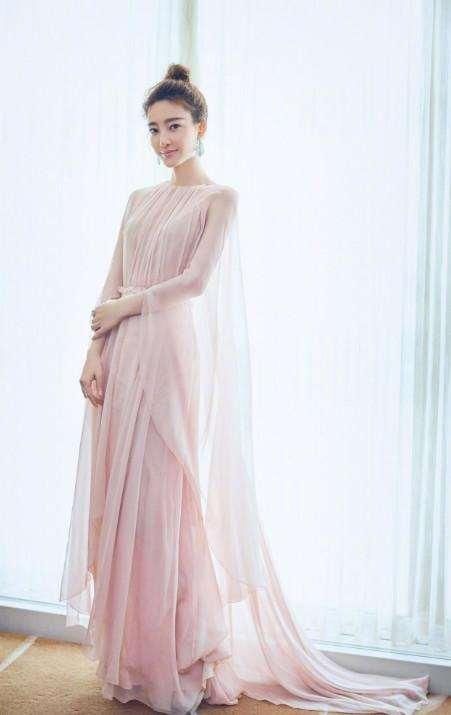 迪丽热巴王丽坤唐嫣韩雪的蜜桃粉裙，今年夏天你被谁给甜到了？