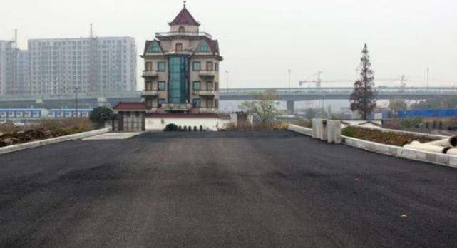 史上最牛钉子户，当初死活不肯搬迁，现如今委屈到睡觉都不安宁！