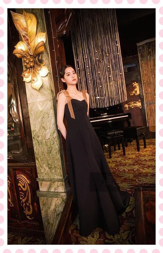 当20岁关晓彤和18岁欧阳娜娜同穿小黑裙，网友：这差距岂止2岁？