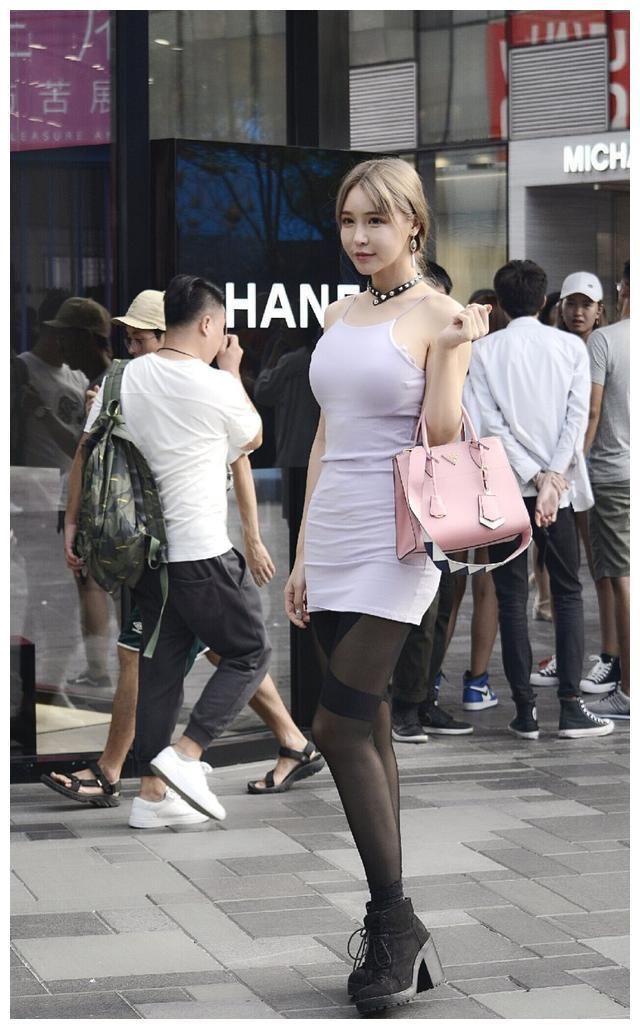 北京街拍：三里屯的这些女孩很会穿衣搭配，简单的穿搭好看又吸睛