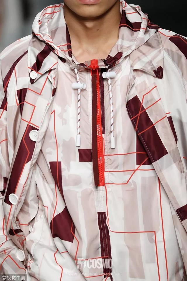 T型台｜艾玛罗伯茨这一身真好看，不过这是去看秀还是去上班？