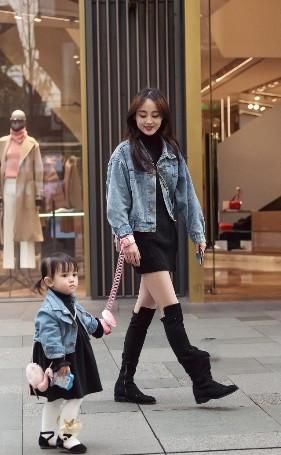  『精致』路人街拍，小姐姐搭配精致大方的短裙，简单又减龄