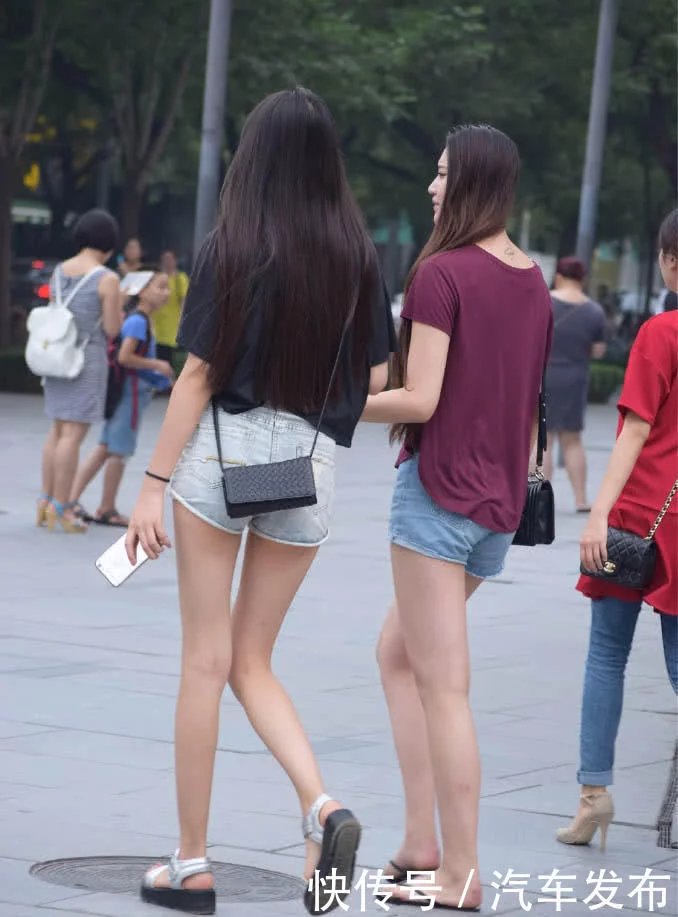 偶遇两位高挑的性感小姐姐，皮肤白身材好，两位姿色不凡小姐姐一