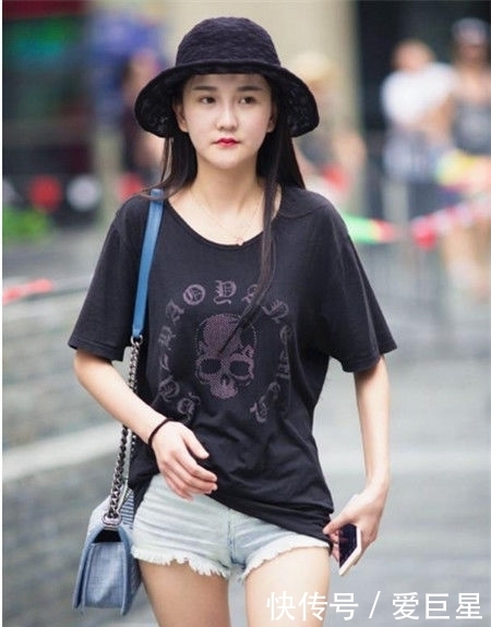 白皙|街拍,高挑白皙美女,迷人的香肩,始终牵动着路人的心弦