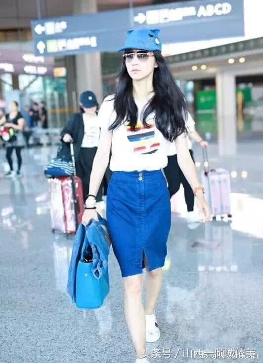 韩雪厉害了，这么紧的裙子怎么穿进去的，难怪下面要开分叉!