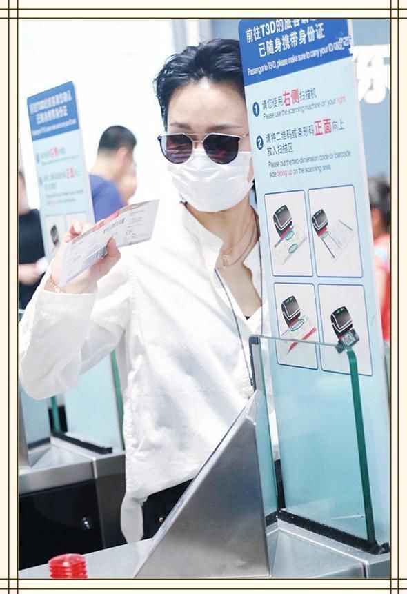 看了周笔畅的黑色牛仔裤，再看看李宇春，果然是没对比就没伤害啊