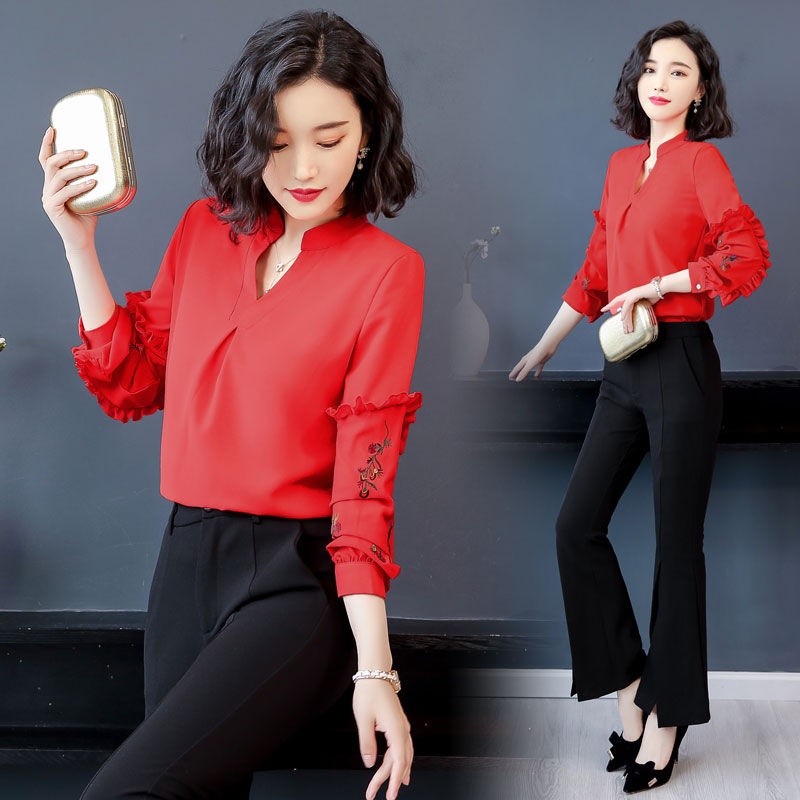 国庆出游，少穿裙，穿这样的小衫，搭黑裤子，四五十岁女人也美翻