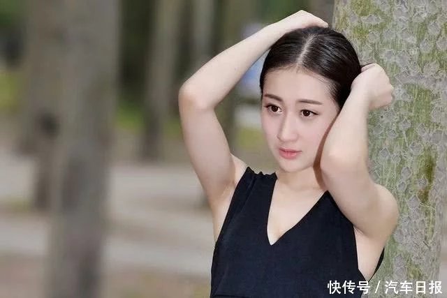 街拍：甜美小姐姐穿搭深V背心的美女，眉清目秀真是美炸天了