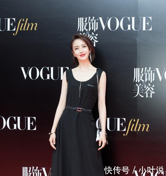 佟丽娅终于开放一次了，裙子上竟有一条小缝，意外地好看！