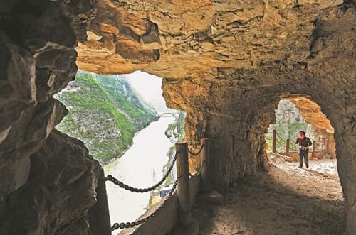 我国最“悬”的村子,行走在3公里绝壁上,网友:人类的奇迹?