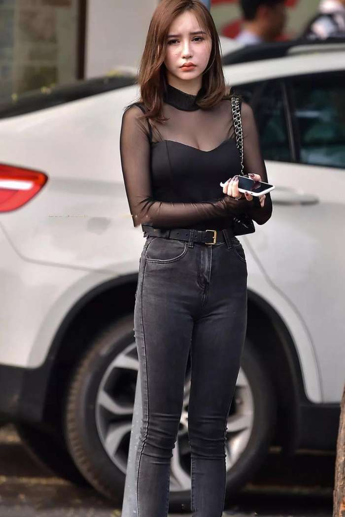 街拍: 宽腚紧身牛美女姐姐, 身姿丰润饱满, 事业线藏不住!